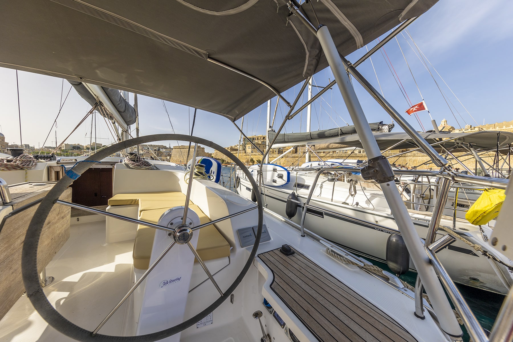 Bavaria-46-Memorable-Sailing-experience-Cockpit.jpg