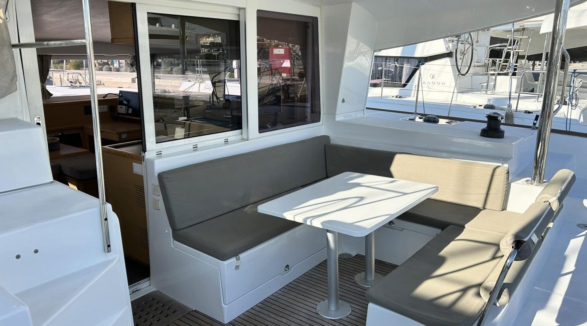 catamaran-lagoon-400-cockpit-2.jpg